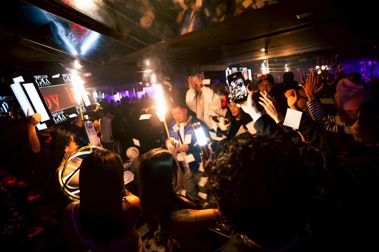 Sparkler bottle service delivered to guests at GALA RESORT