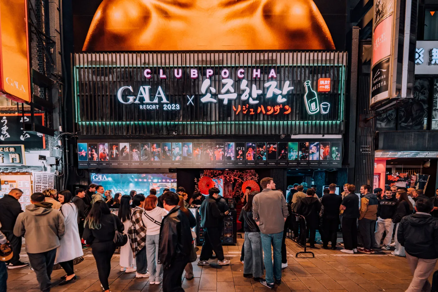 Crowd lining up outside GALA RESORT in Dotonbori on a busy night